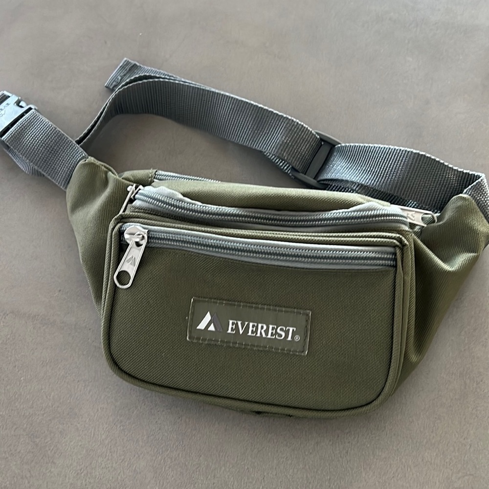 Like new Everest bag Fanny pack